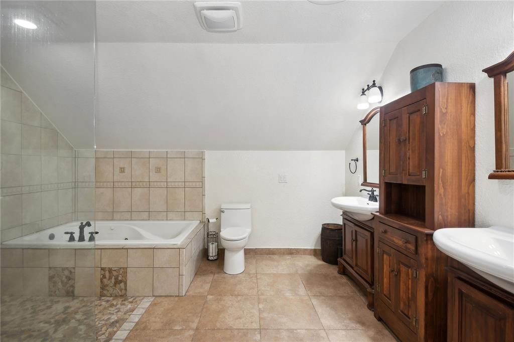 MASTER BATH WITH DOUBLE SINKS