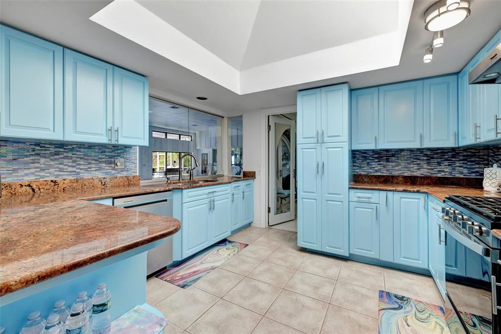 The kitchen has granite counters and S/S appliances.