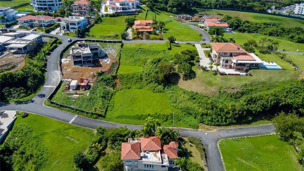 На продажу: $985,000 (0.71 acres)