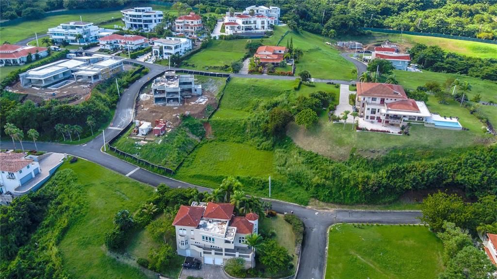 На продажу: $985,000 (0.71 acres)