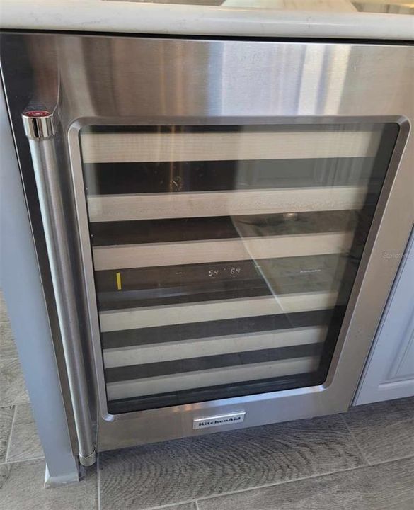 Wine refrigerator