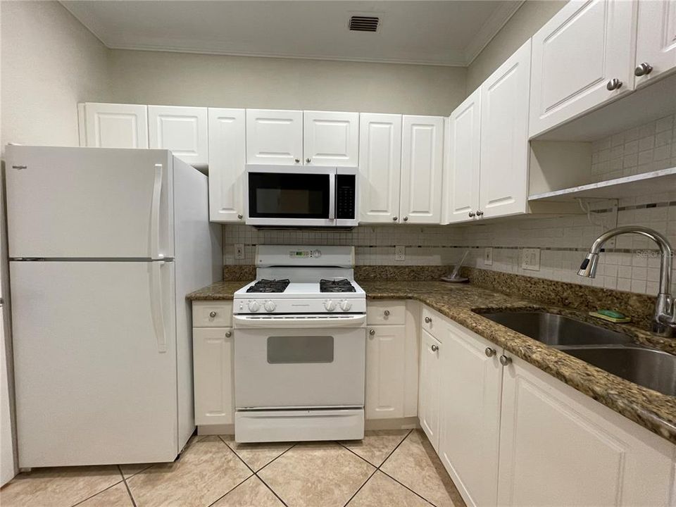 Active With Contract: $2,100 (2 beds, 2 baths, 1140 Square Feet)