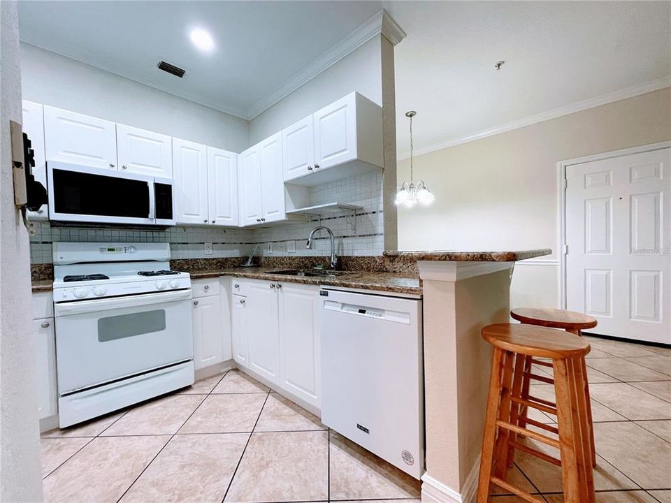 Active With Contract: $2,100 (2 beds, 2 baths, 1140 Square Feet)