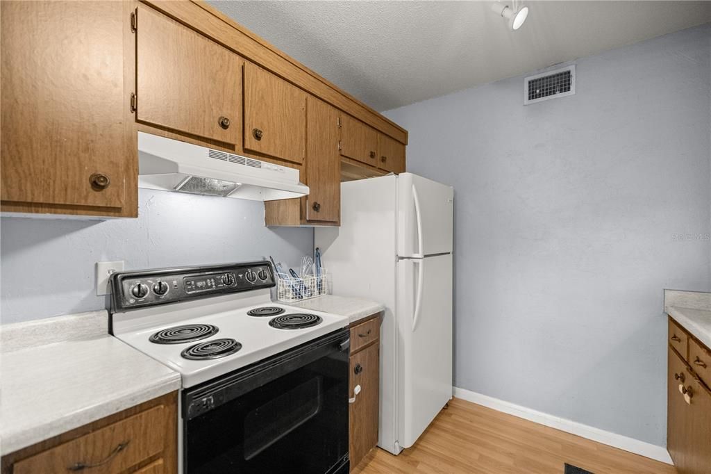 Active With Contract: $125,000 (2 beds, 1 baths, 925 Square Feet)