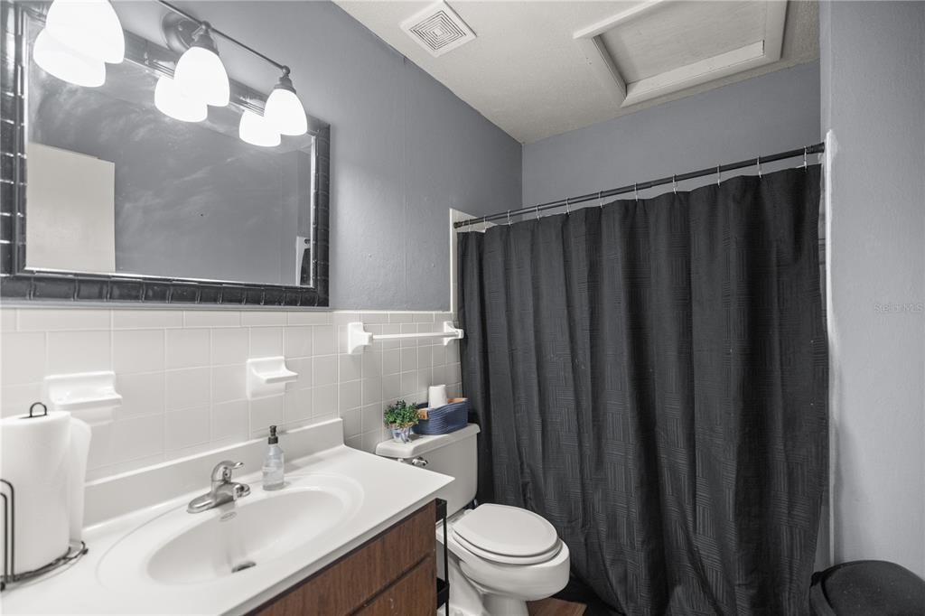 Active With Contract: $125,000 (2 beds, 1 baths, 925 Square Feet)