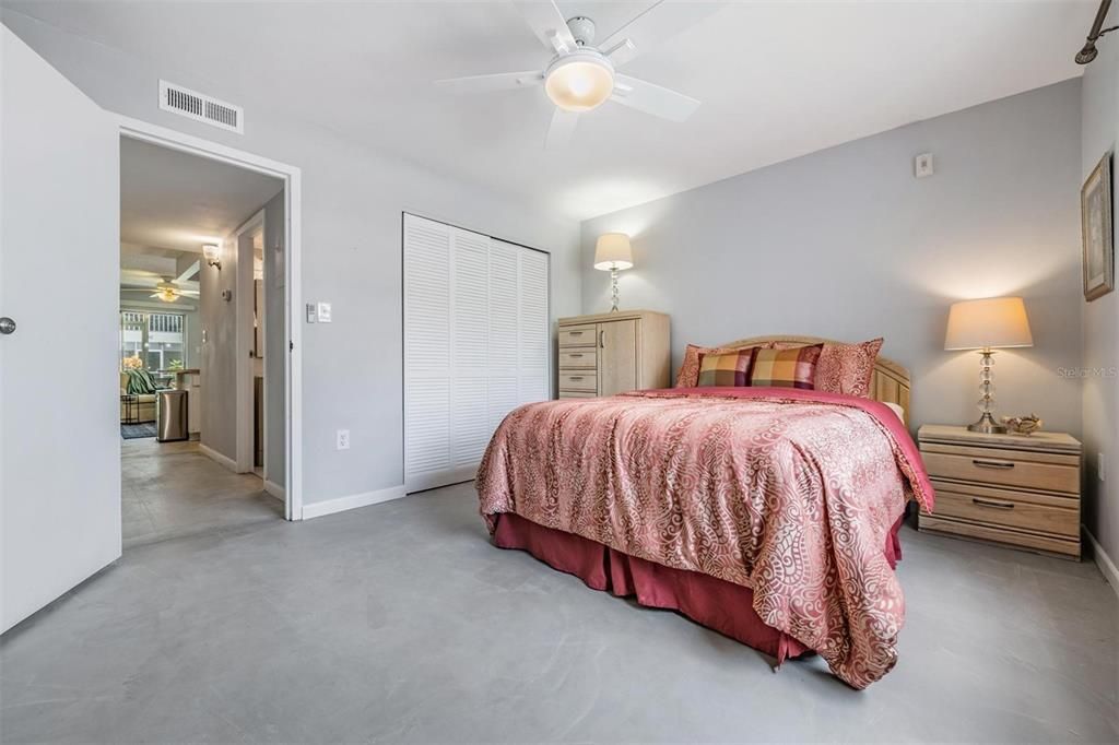 Active With Contract: $129,900 (1 beds, 1 baths, 747 Square Feet)