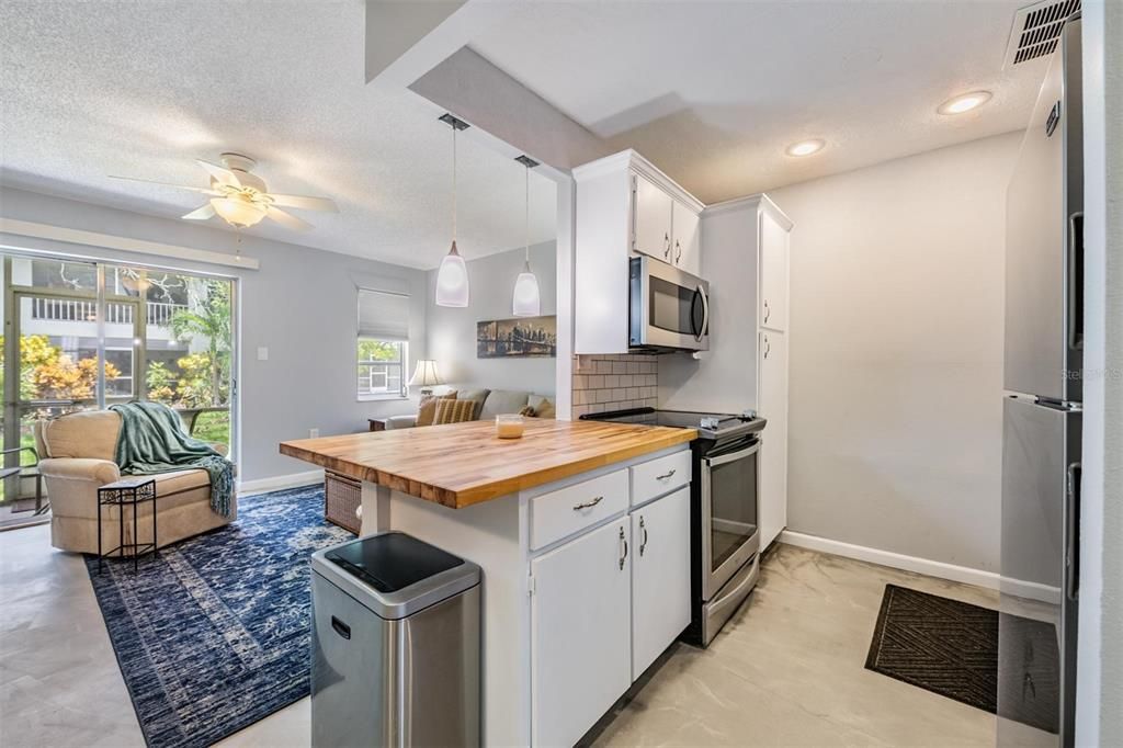 Active With Contract: $129,900 (1 beds, 1 baths, 747 Square Feet)