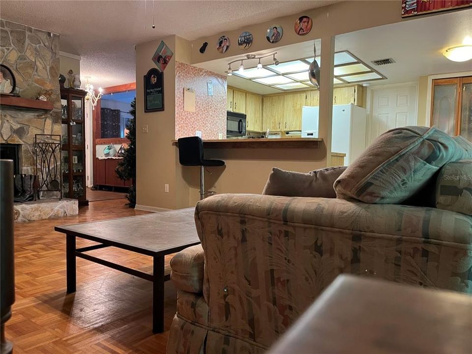 Activo con contrato: $275,000 (4 camas, 2 baños, 1809 Pies cuadrados)