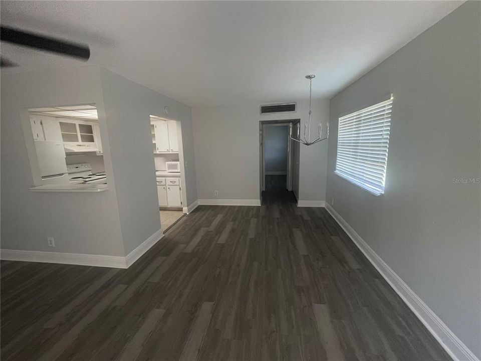 Active With Contract: $1,500 (1 beds, 1 baths, 800 Square Feet)