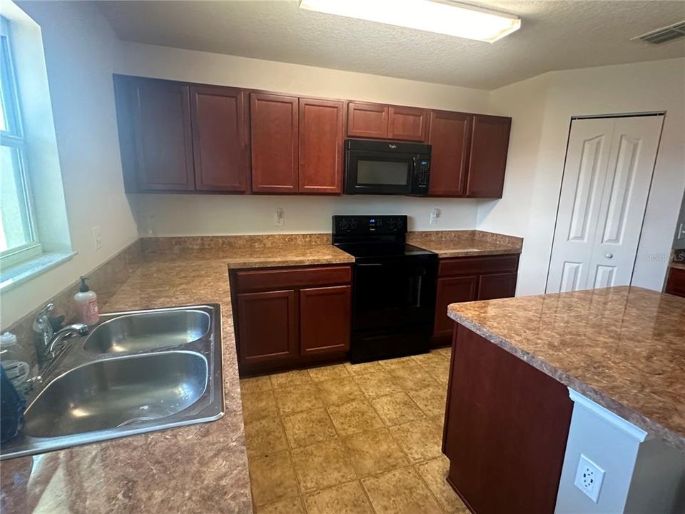 For Rent: $2,425 (4 beds, 2 baths, 1878 Square Feet)