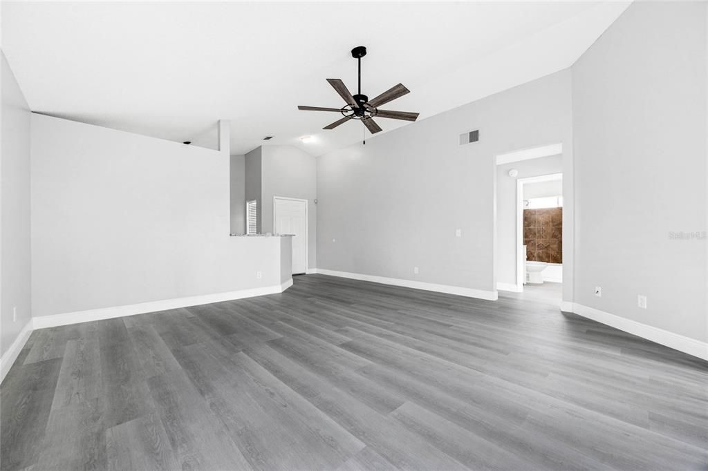 Active With Contract: $249,900 (2 beds, 1 baths, 895 Square Feet)