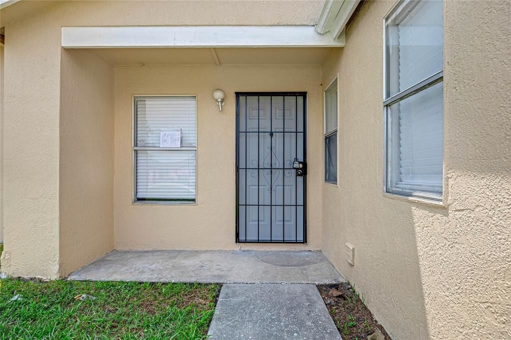 Active With Contract: $249,900 (2 beds, 1 baths, 895 Square Feet)