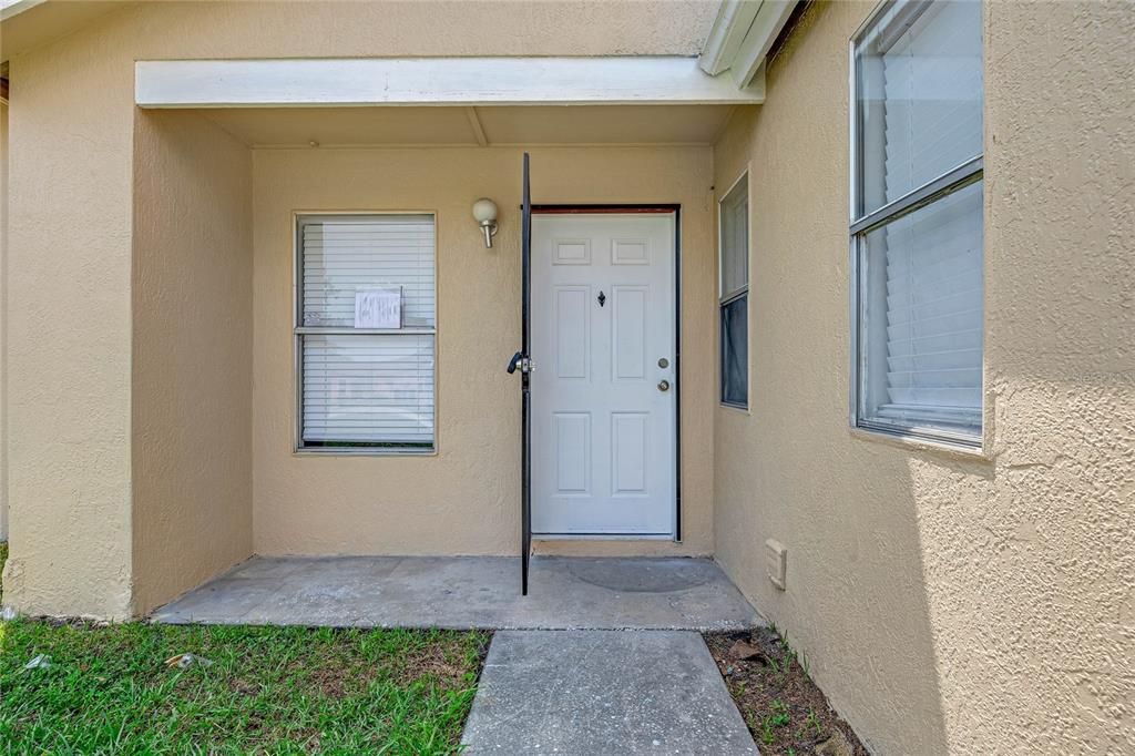 Active With Contract: $249,900 (2 beds, 1 baths, 895 Square Feet)