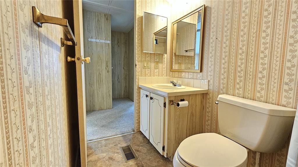 Guest Bathroom w/ tub/shower.