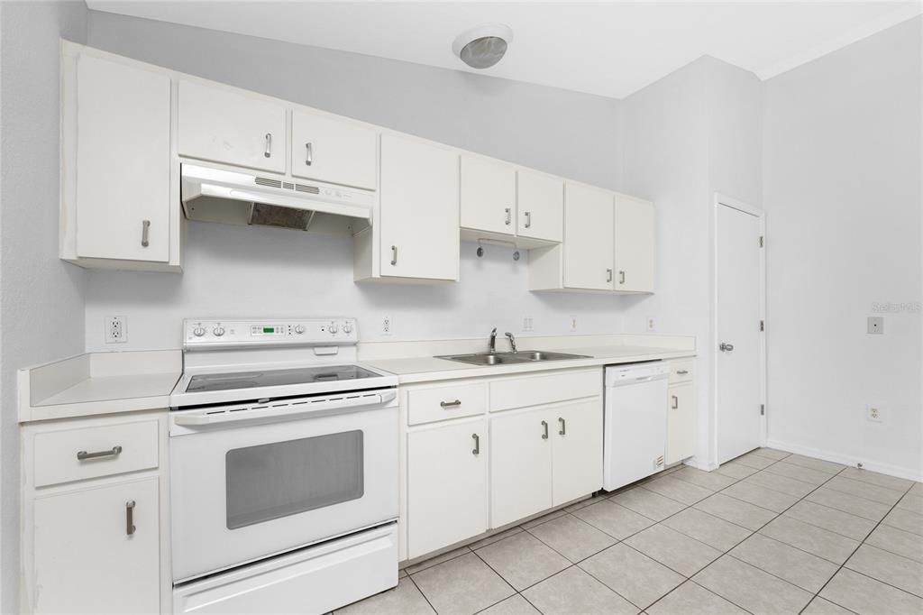 Active With Contract: $239,900 (3 beds, 2 baths, 1220 Square Feet)