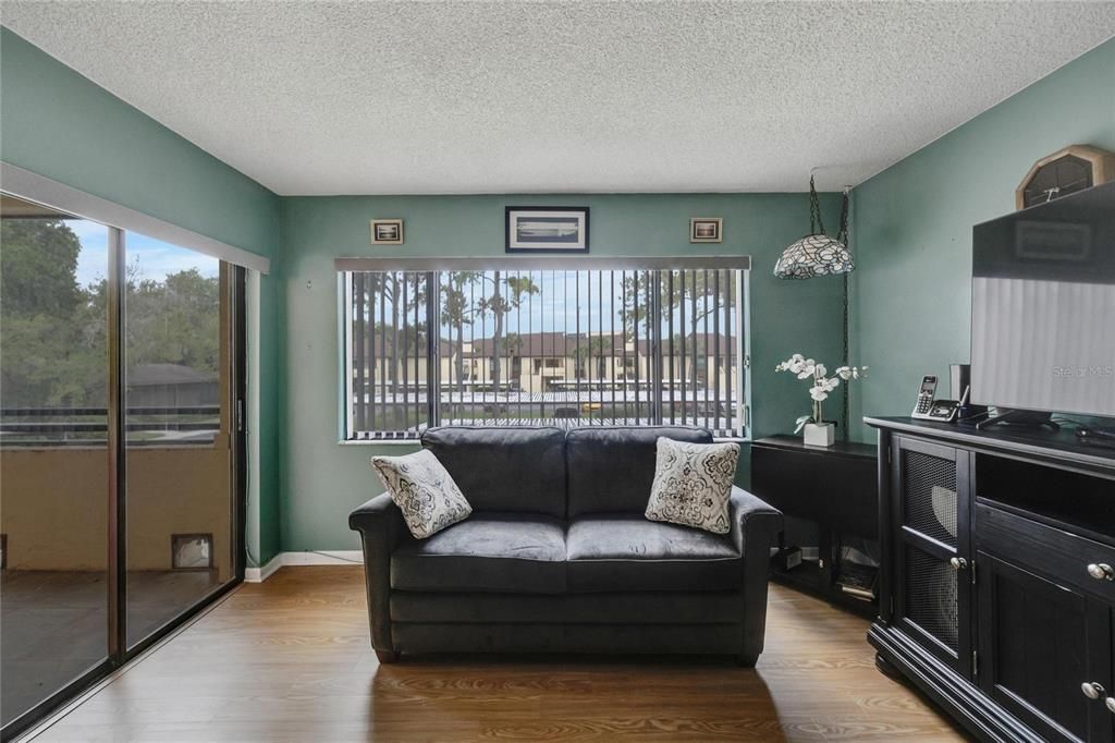 Active With Contract: $175,000 (1 beds, 1 baths, 734 Square Feet)