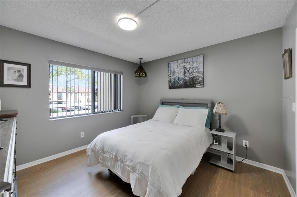 Active With Contract: $175,000 (1 beds, 1 baths, 734 Square Feet)