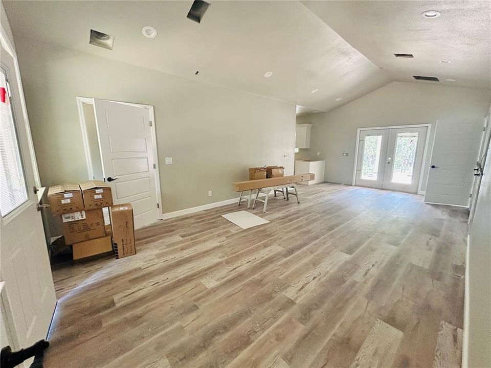 For Sale: $325,000 (3 beds, 2 baths, 1270 Square Feet)