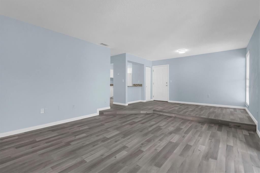 Active With Contract: $1,600 (2 beds, 1 baths, 960 Square Feet)