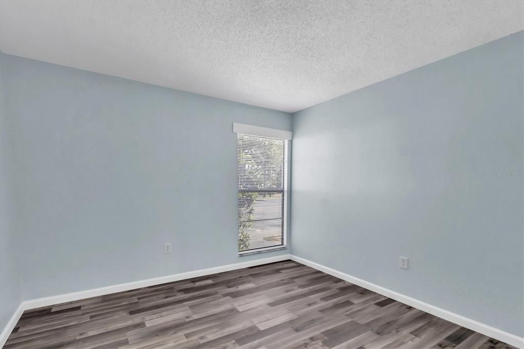 Active With Contract: $1,600 (2 beds, 1 baths, 960 Square Feet)