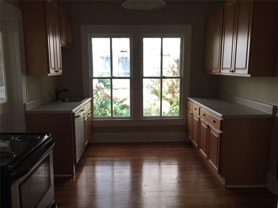 For Rent: $1,850 (3 beds, 2 baths, 1101 Square Feet)