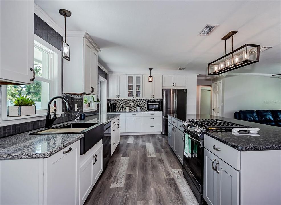 For Sale: $649,900 (3 beds, 2 baths, 1953 Square Feet)