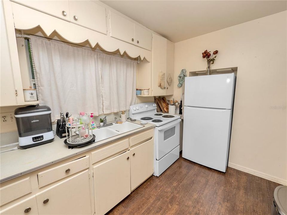 For Sale: $240,000 (2 beds, 1 baths, 892 Square Feet)