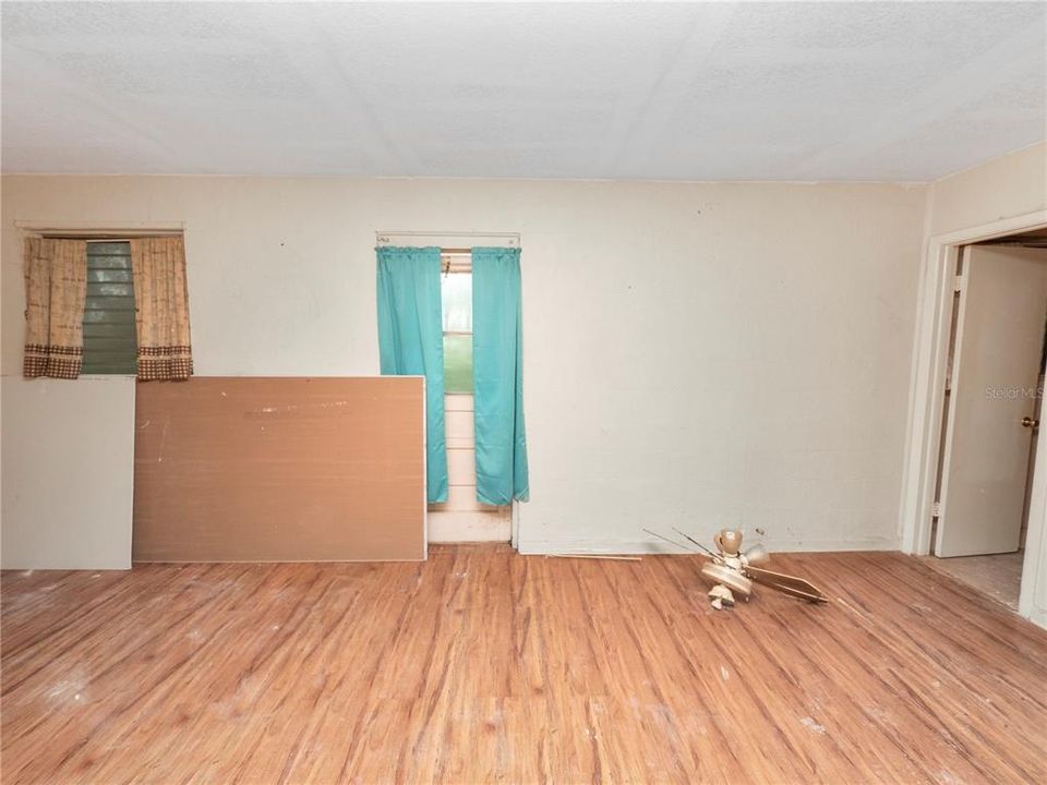 For Sale: $240,000 (2 beds, 1 baths, 892 Square Feet)