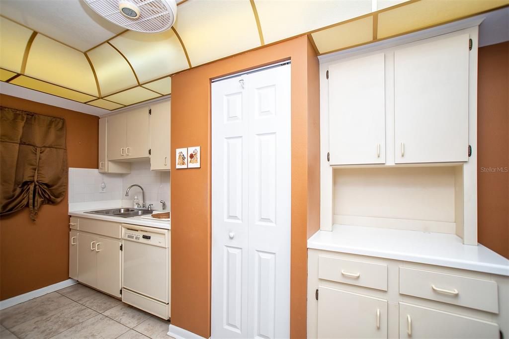 Active With Contract: $249,900 (3 beds, 2 baths, 1345 Square Feet)