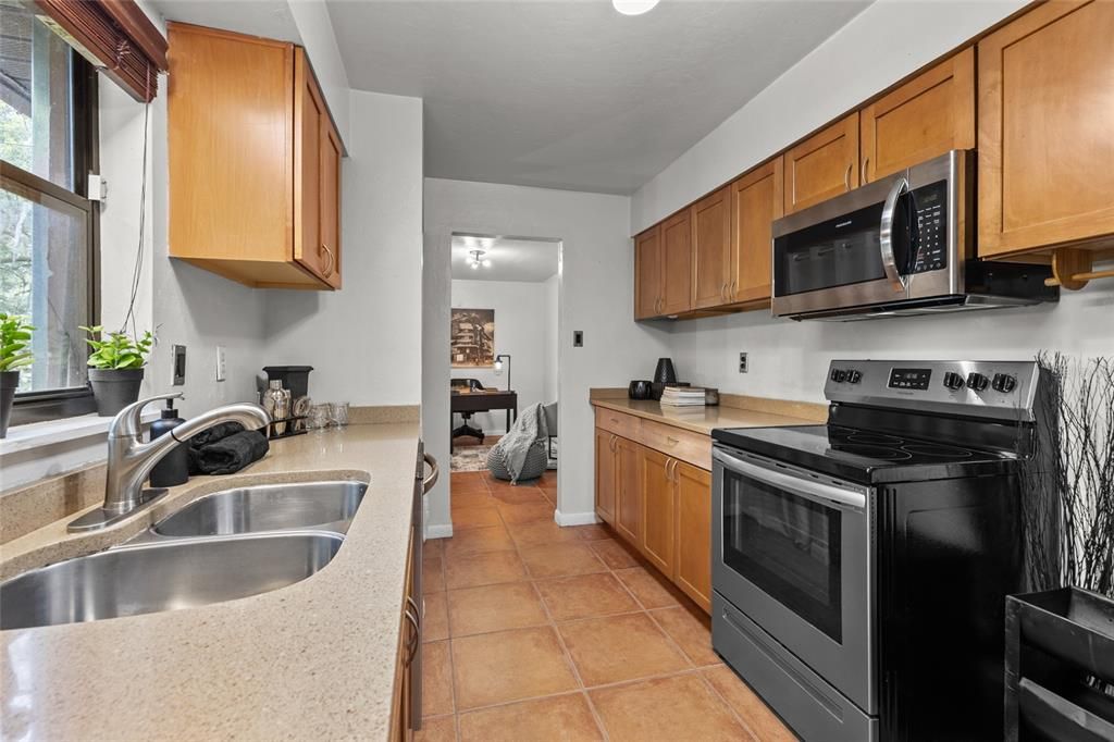 Active With Contract: $275,000 (3 beds, 2 baths, 1216 Square Feet)