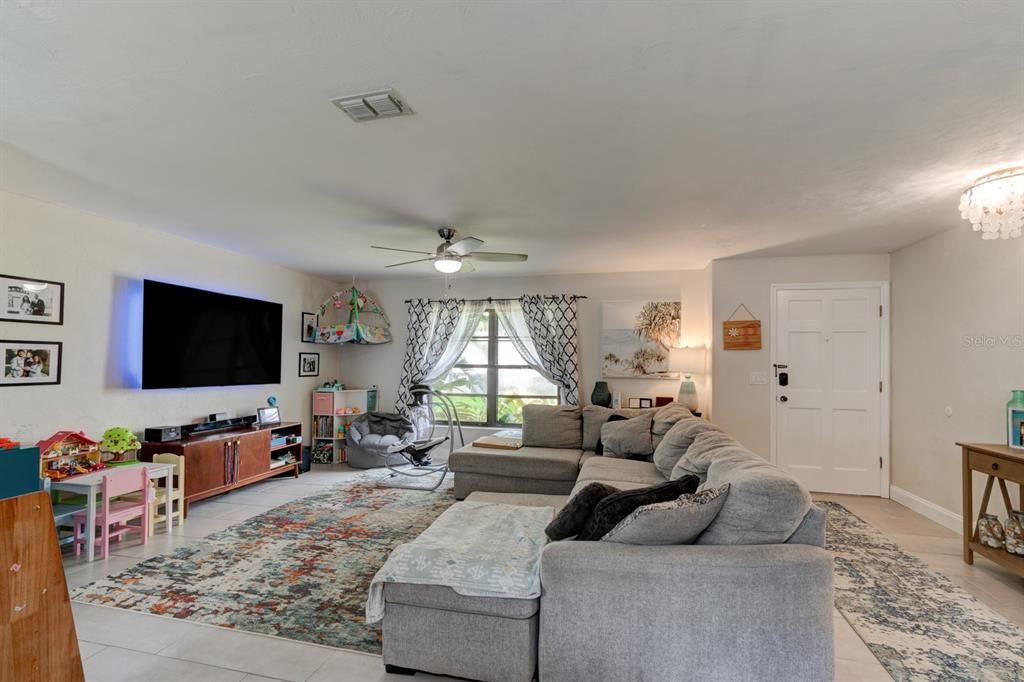 Active With Contract: $319,900 (3 beds, 2 baths, 1382 Square Feet)