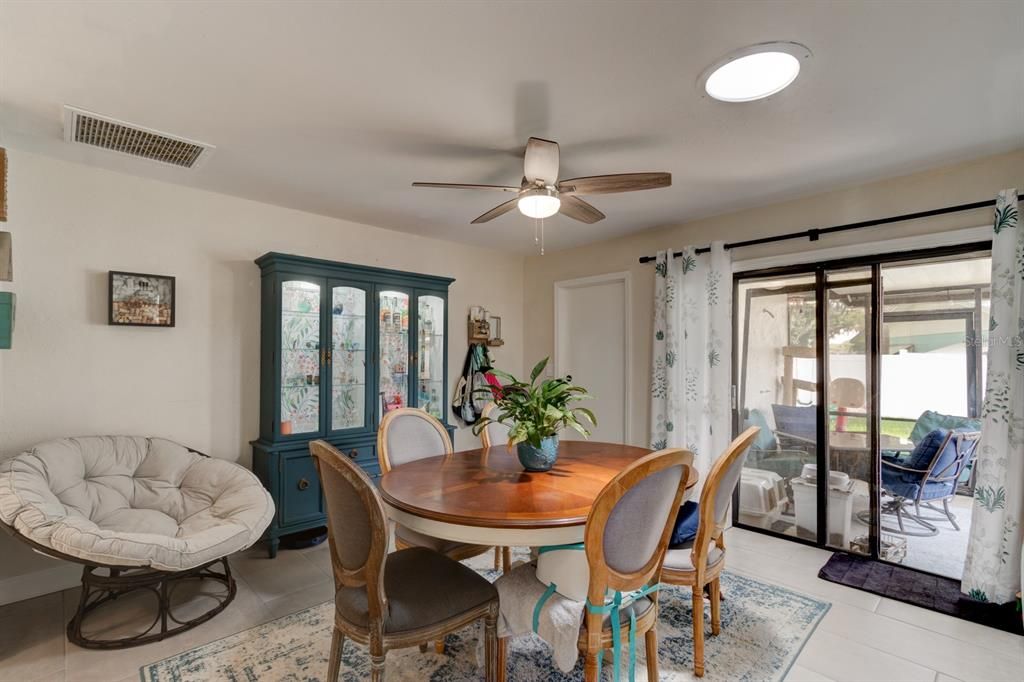 Active With Contract: $319,900 (3 beds, 2 baths, 1382 Square Feet)