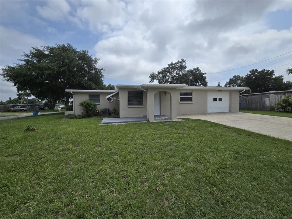 Active With Contract: $294,900 (3 beds, 2 baths, 1080 Square Feet)