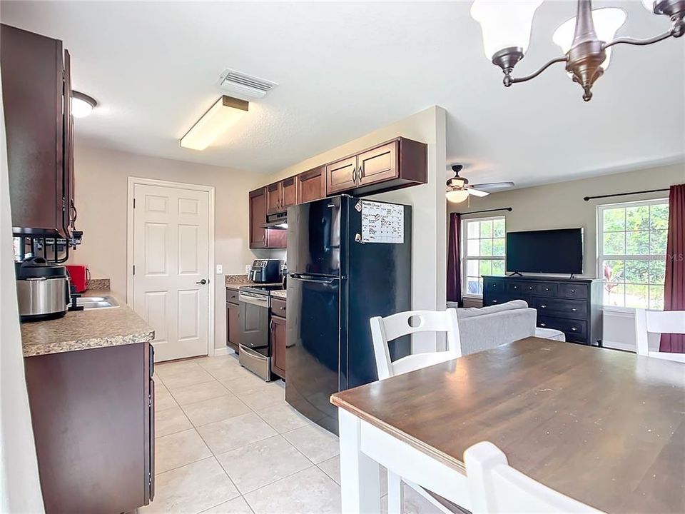 Active With Contract: $214,900 (3 beds, 2 baths, 1087 Square Feet)