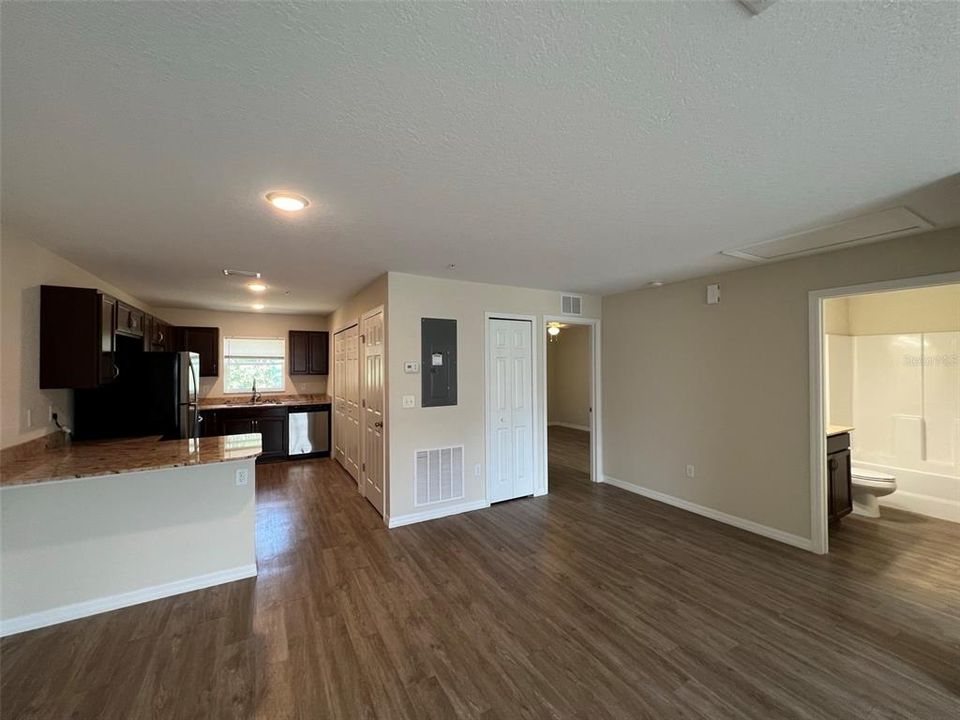 Active With Contract: $1,195 (2 beds, 2 baths, 972 Square Feet)