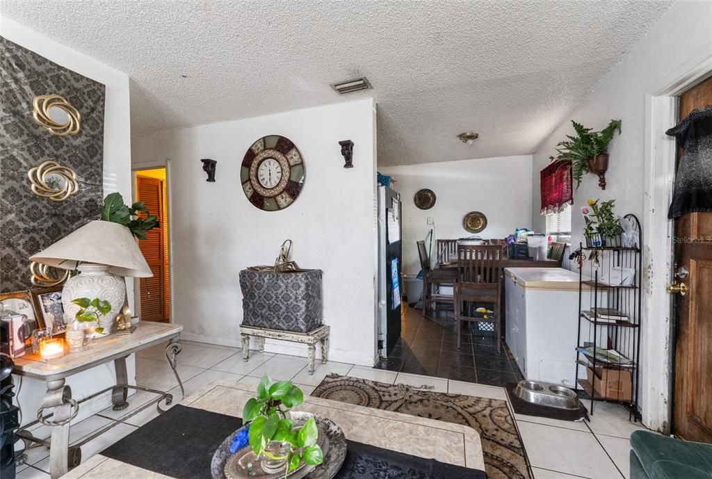 Active With Contract: $154,555 (3 beds, 1 baths, 816 Square Feet)