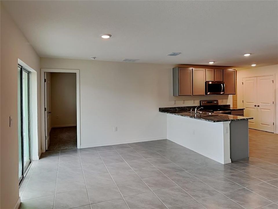 For Rent: $1,650 (3 beds, 2 baths, 1408 Square Feet)