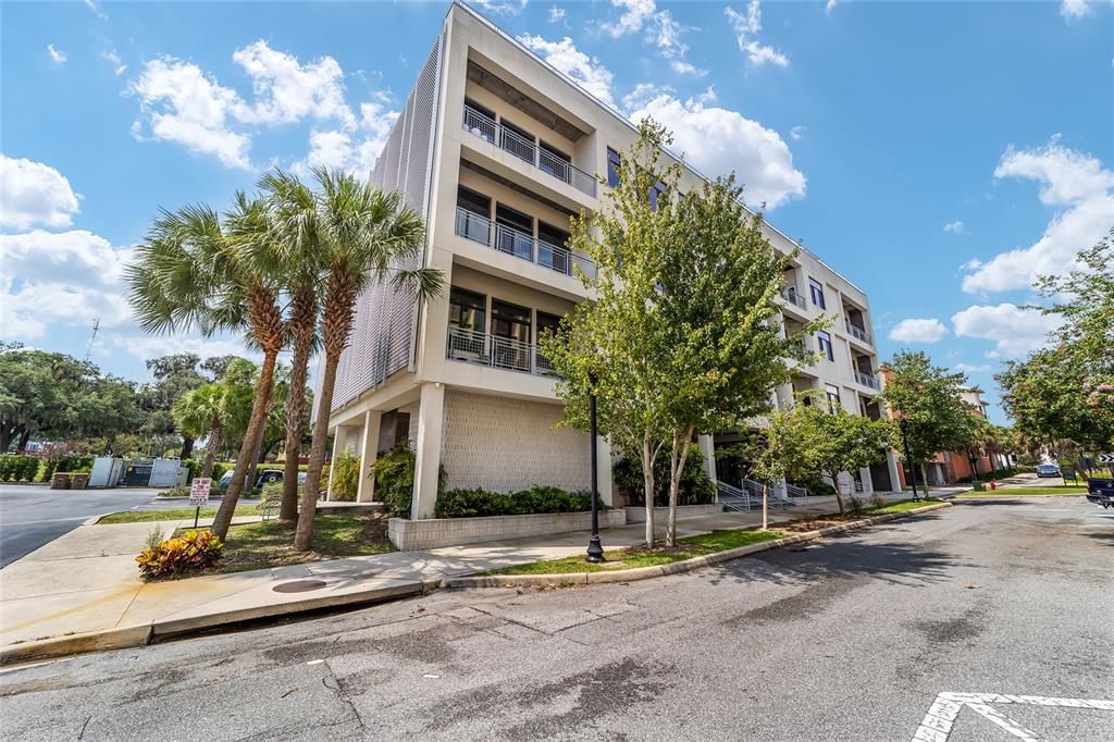 Active With Contract: $489,900 (2 beds, 1 baths, 1077 Square Feet)