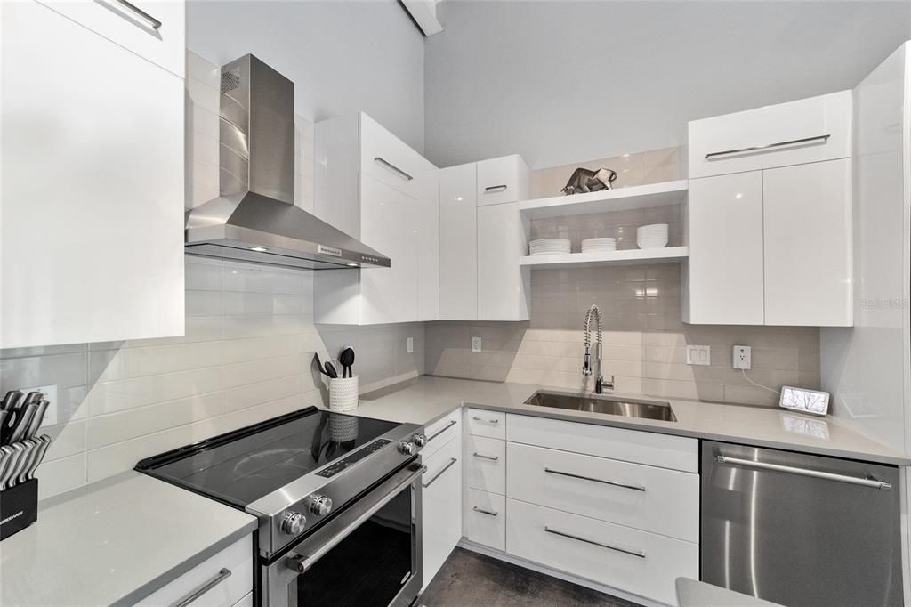 Active With Contract: $489,900 (2 beds, 1 baths, 1077 Square Feet)