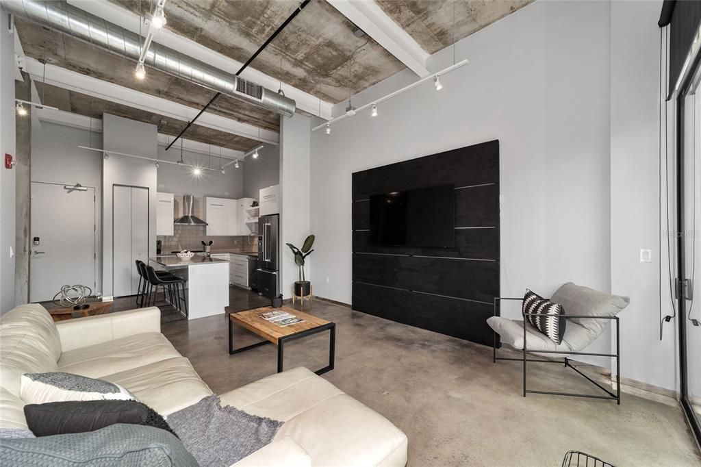 Active With Contract: $489,900 (2 beds, 1 baths, 1077 Square Feet)