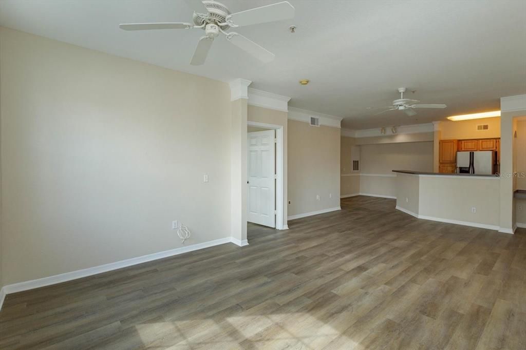 Active With Contract: $180,000 (1 beds, 1 baths, 945 Square Feet)