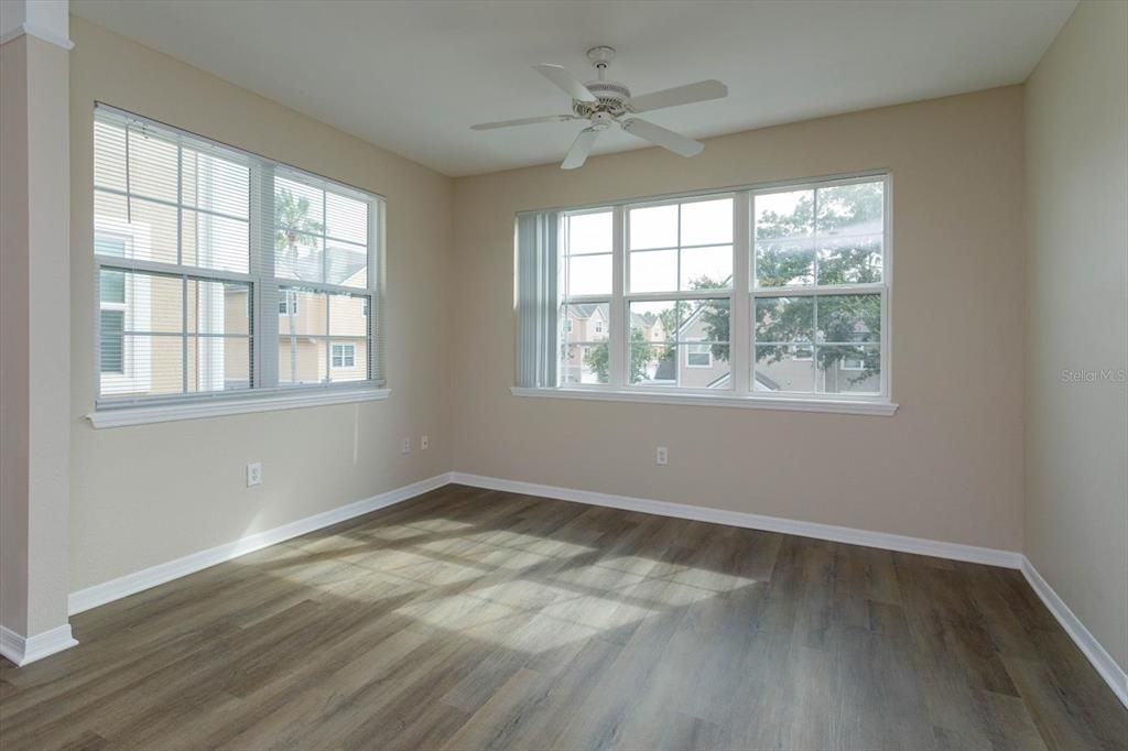 Active With Contract: $180,000 (1 beds, 1 baths, 945 Square Feet)