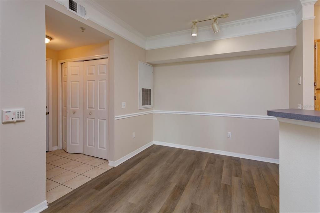 Active With Contract: $180,000 (1 beds, 1 baths, 945 Square Feet)