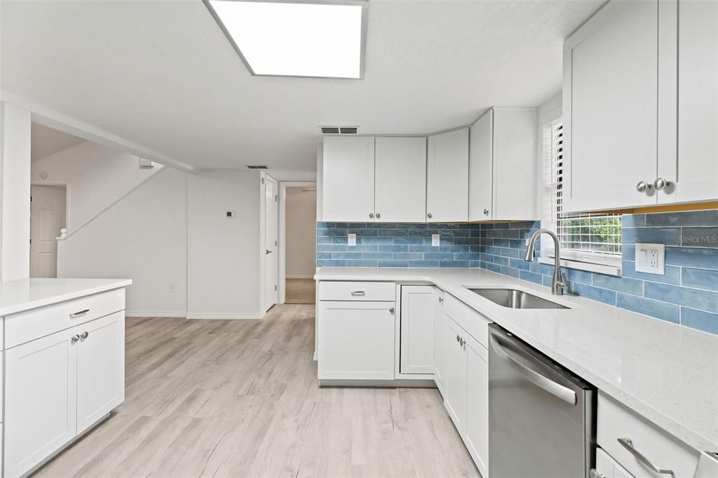 Active With Contract: $259,900 (2 beds, 2 baths, 1044 Square Feet)