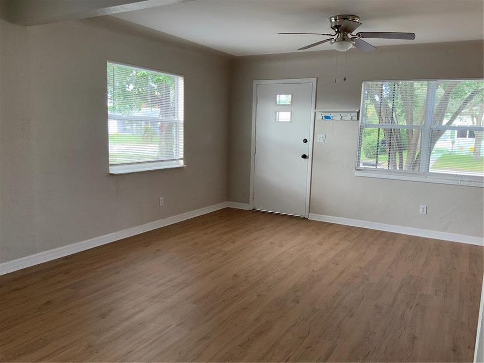 Active With Contract: $2,850 (3 beds, 2 baths, 1372 Square Feet)