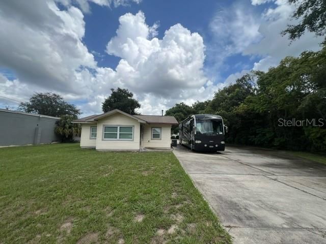 For Sale: $199,000 (3 beds, 1 baths, 832 Square Feet)