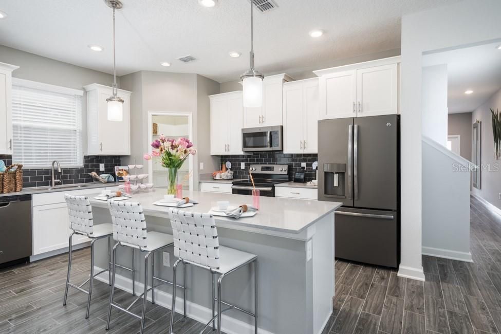 Active With Contract: $541,441 (4 beds, 2 baths, 2515 Square Feet)