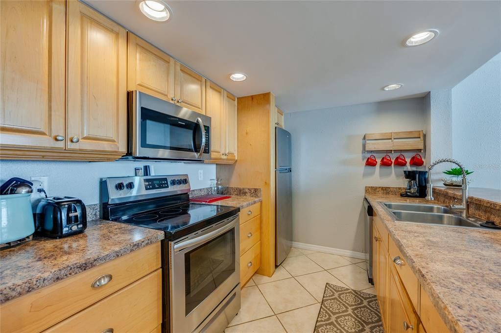 Active With Contract: $399,000 (2 beds, 2 baths, 1200 Square Feet)