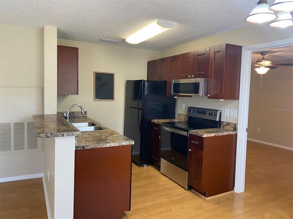 For Rent: $1,675 (2 beds, 2 baths, 912 Square Feet)