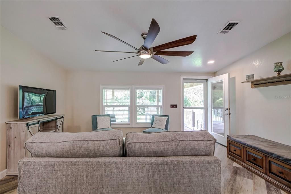 Active With Contract: $350,000 (2 beds, 2 baths, 1296 Square Feet)